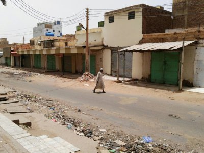 Des magasins fermés dans une rue déserte d'Omdourman, ville voisine de Khartoum, le 9 juin 2019 au Soudan - - [AFP]