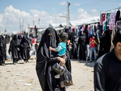 Des femmes et des enfants liés au groupe Etat islamique dans le camp d'Al-Hol, le 18 avril 2019 en Syrie - Delil SOULEIMAN [AFP/Archives]