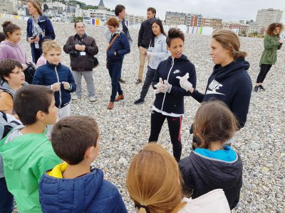 Les joueuses néo-zélandaises ont nettoyé la plage du Havre avec les enfants d'un centre de loisirs. - Gilles Anthoine
