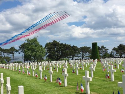 Les avions de la patrouille de France survolent les 9387 tombes du cimetière américain de Colleville-sur-Mer.