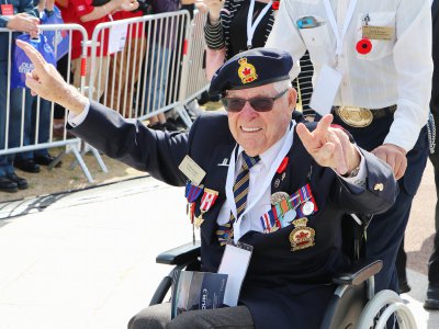Les vétérans étaient les stars de la journée comme ici le Canadien Frank Krepps à Courseulles-sur-mer.