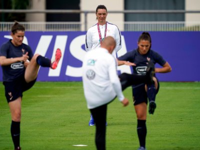La sélectionneuse Corinne Diacre supervise une séance d'entraînement des Bleues, le 6 juin 2019 à Croissy-sur-Seine, près de Paris - Lionel BONAVENTURE [AFP/Archives]