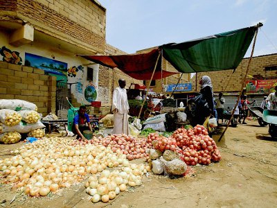 Des vendeurs de légumes photograhiés sur le marché de Khartoum, au Soudan, le 10 juin 2019 - - [AFP]