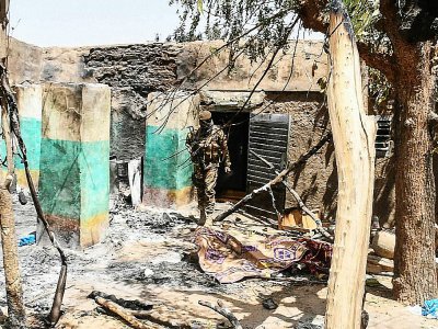 Un soldat malien dans les ruines du village peul d'Ogossagou attaqué le 25 mars 2019 par de présumés chasseurs dogon - Handout [MALIAN PRESIDENCY/AFP/Archives]