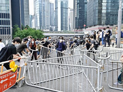 Les manifestants utilisent des barrières métalliques pour monter des barricades, le 12 juin 2019 à Hong Kong - Anthony WALLACE [AFP]
