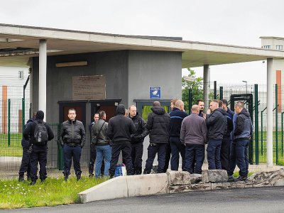 Des surveillants de la prison de Condé-sur-Sarthe, le 12 juin 2019 - GUILLAUME SOUVANT [AFP]