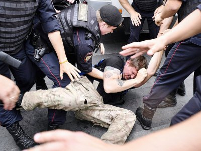 La police russe arrête un manifestant lors d'une marche à Moscou, le 12 juin 2019, en soutien au journaliste Ivan Golounov - Alexander NEMENOV [AFP]