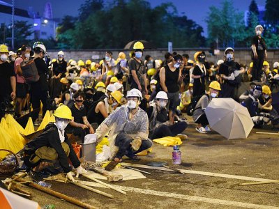 Des manifestants occupent une avenue de Hong Kong, le 12 juin 2019 - HECTOR RETAMAL [AFP]