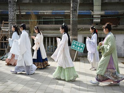 Des femmes vêtues d'un hanfu, habit traditionnel chinois, dans une rue de Pékin, le 5 avril 2019 - GREG BAKER [AFP]