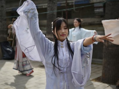 Des femmes portent le hanfu, habit traditionnel chinois, le 5 avril 2019 à Pékin - GREG BAKER [AFP]