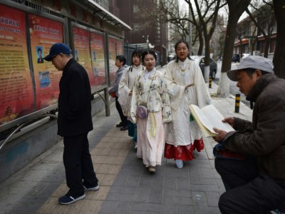 Des femmes vêtues d'un hanfu, habit traditionnel chinois, dans une rue de Pékin, le 5 avril 2019, après avoir participé à une réunion de personnes portant le hanfu - GREG BAKER [AFP]