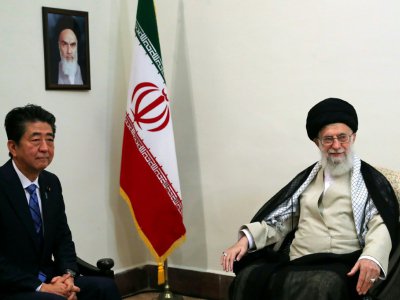 L'ayatollah Khamenei (d) et le Premier ministre japonais Shinzo Abe lors d'une conférence de presse commune, le 12 juin 2019 à Téhéran - HO [Site web du l'ayatollah Ali Khamenei/AFP]