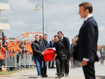 Les cercueils des sauveteurs de la SNSM sont déposés près du président Emmanuel Macron lors d'une cérémonie d'hommage aux Sables-d'Olonne en Vendée, le 13 juin 2019 - STEPHANE MAHE [POOL/AFP]