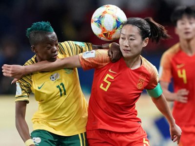 La Chinoise Haiyan Wu (d) à la lutte avec la Sud-Africaine Thembi Kgatlana au Mondial féminin, le 13 juin 2019 au Parc des Princes - Lionel BONAVENTURE [AFP]