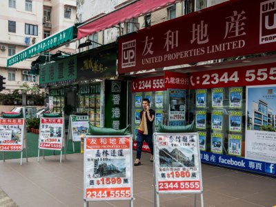 Une agence immobilière dans le district de Kowloon, à Hong Kong, en janvier 2019 - ISAAC LAWRENCE [AFP/Archives]