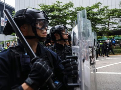 Des policiers font face aux manifestants protestant contre le projet de loi sur les extraditions à Hong Kong, le 12 juin 2019 - DALE DE LA REY [AFP]