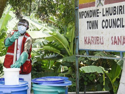 Un agent sanitaire prépare une solution de chlorine pour désinfecter au centre de santé de Mpondwe, le 13 juin 2019 en Ouganda gagné par l'épidémie d'Ebola - ISAAC KASAMANI [AFP]