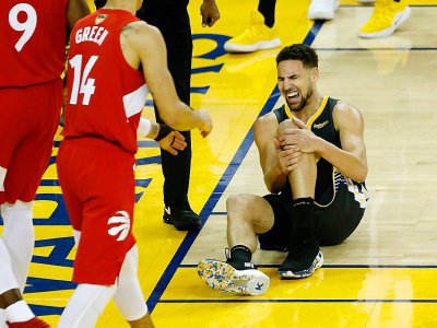 Klay Thompson des Golden State Warriors blessé lors de la finale NBA face aux Toronto Raptors, à Oakland, le 13 juin 2019 - Lachlan Cunningham [GETTY IMAGES NORTH AMERICA/AFP]