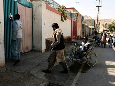 Des membres de la campagne antipoliomyélite font du porte à porte, le 20 mars 2019 dans la région de Kandahar, en Afghanistan - JAVED TANVEER [AFP]