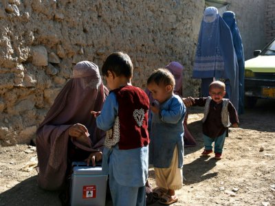 Des enfants se font vacciner contre la poliomyélite, le 20 mars 2019 dans la province de Kandahar, en Afghanistan - JAVED TANVEER [AFP]