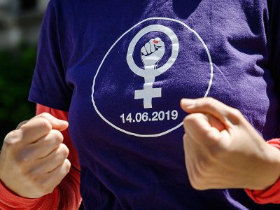 Une manifestante porte un T-shirt avec l'appel à la grève pour l'égalité salariale, le 14 mai 2019 à Lausanne, en Suisse - Fabrice COFFRINI [AFP]