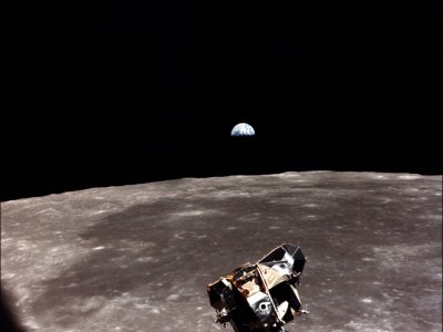 Le module lunaire en train de remonter vers le module de commande en orbite de la Lune le 21 juillet 1969, avec un lever de Terre en arrière-plan - HO [NASA/AFP/Archives]