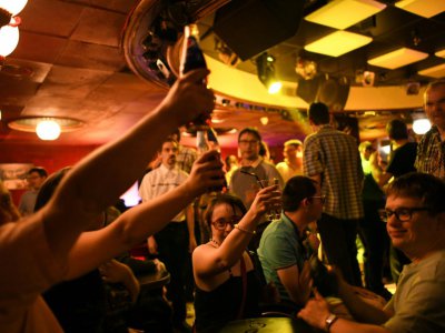 Un groupe trinque lors d'une soirée inclusive au "Club 1900" le 6 juin 2019 à Mulhouse en France - SEBASTIEN BOZON [AFP/Archives]