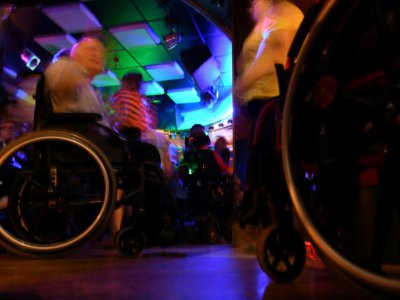 Des personnes en fauteuils roulants dansent au "Club 1900" à Mulhouse, le 6 juin 2019 - SEBASTIEN BOZON [AFP/Archives]