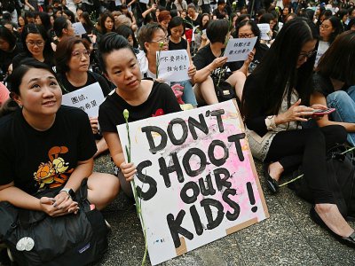 Manifestation de mères contre le projet d'extradition vers la Chine et les violences policières contre les manifestants, le 14 juin 2019 à Hong Kong - HECTOR RETAMAL [AFP]