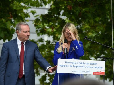 Laeticia Hallyday, au côté du maire de Toulouse Jean-Luc Moudenc, pour l'inauguration d'une esplanade Johnny Hallyday  le 15 juin 2019 à Toulouse - Eric CABANIS [AFP]