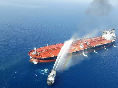 Photo obtenue auprès de l'agence de presse iranienne Tasnim le 13 juin 2019 semblant  montrer un bateau iranien aidant à éteindre un incendie sur un navire attaqué - - [TASNIM NEWS/AFP]