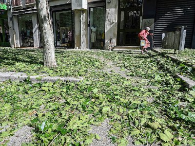 Les rues de Romans-sur-Isère, dans la Drôme, jonchées de feuilles au lendemain du passage de la tempête, le 16 juin 2019 - PHILIPPE DESMAZES [AFP]
