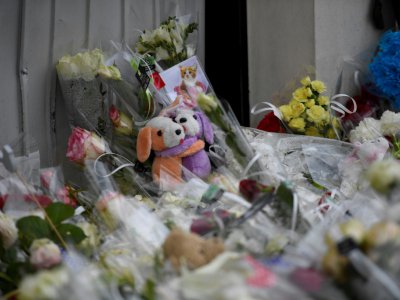 Des fleurs et des peluches sont déposées le 13 juin 2019 à Lorient à l'endroit où deux enfants ont été fauchés par une voiture, dont l'un est décédé - Damien MEYER [AFP/Archives]