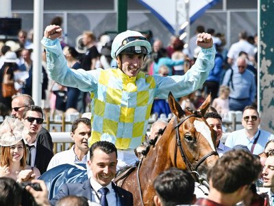 Le jockey Pierre-Charles Boudot, sur Channel, célèbre sa victoire dans le prix de Diane le 16 juin 2019 à Chantilly (Oise) - DOMINIQUE FAGET [AFP]