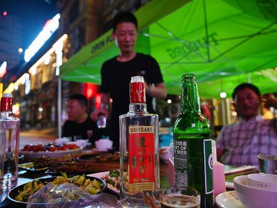 Une bouteille de baijiu sur une table pendant un dîner dans un restaurant de Luzhou, le 23 avril 2019 dans la province chinoise du Sichuan - HECTOR RETAMAL [AFP]