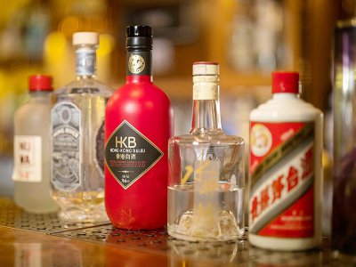 Des bouteilles de baijiu dans un bar de Londres, le 15 mai 2019 - TOLGA AKMEN [AFP]