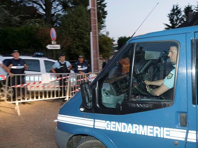 Les gendarmes bouclent le périmètre de la reconstitution judiciaire du meurtre d'Alexia Daval, à Gray-la-Ville, le 17 juin 2019 - SEBASTIEN BOZON [AFP]