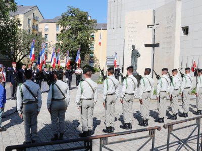 Cérémonie devant le monument d'Alençon dédié au général Leclerc et à la 2e DB. - Eric Mas