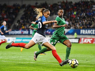 La Française Delphine Cascarino tente de déborder la Nigeriane Glory Ogbonna, lors du match amical disputé au Mans, le 6 avril 2018 - JEAN-FRANCOIS MONIER [AFP/Archives]