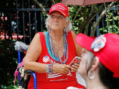 Une supportrice de Donald Trump attend près du Amway Center l'arrivée du président américain, le 17 juin 2019 à Orlando, en Floride - Gregg Newton [AFP]