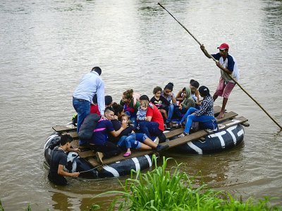 Des migrants traversent en radeau le fleuve Suchiate, entre  Tecun Uman, au Guatemala et Ciudad Hidalgo, dans le sud du Mexique, le 8 juin 2019 - PEDRO PARDO [AFP]
