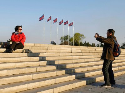 Des touristes chinois se prennent en photo dplace Kim Il Sung à Pyongyang, le 14 avril 2019 en Corée du Nord - Ed JONES [AFP]
