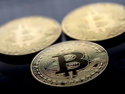 Des pièces d'or frappées du logo de la cryptomonnaie bitcoin, le 20 novembre 2017 à Londres - Justin TALLIS [AFP/Archives]