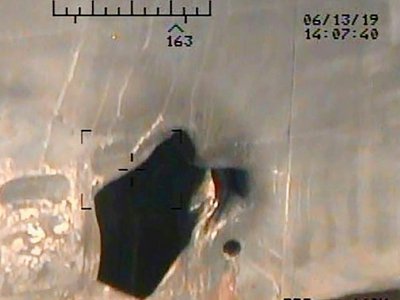Photo diffusée par le Pentagone le 17 juin 2019 montrant une cavité, évaluée à plus d'un mètre de diamètre, provoquée par une mine sur la coque d'un pétrolier - - [US NAVY/AFP]