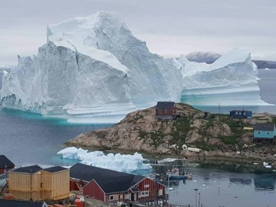 Un iceberg derrière le village d'Innarsuit, dans le nord-ouest du Groenland, le 13 juin 2018 - MAGNUS KRISTENSEN [Ritzau Scanpix/AFP/Archives]