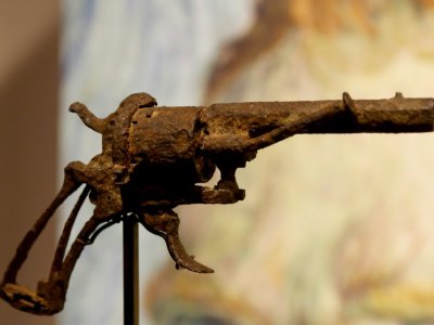 Le revolver que Vincent Van Gogh aurait utilisé pour mettre fin à ses jours exposé chez Drouot, le 14 juin 2019 à Paris avant sa mise aux enchères - FRANCOIS GUILLOT [AFP/Archives]