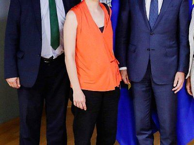 Le président du Conseil Donald Tusk (d) avec le vice-président du groupe des Verts au Parlement européen, Philippe Lamberts (g), et la députée européenne allemande Ska Keller (c, le 19 juin 2019 à Bruxelles - Stephanie LECOCQ [POOL/AFP]