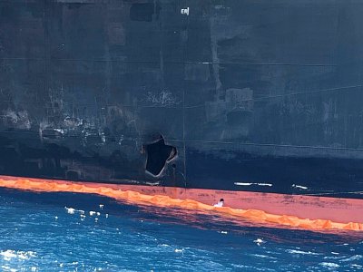 Photo de la coque endommagée du tanker japonais Kokuka Courageous, prise lors d'un tour organisé par la Marine américaine (NAVCENT) le 19 juin 2019 - Mumen KHATIB [AFP]