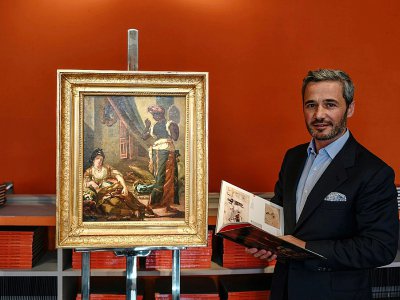 Le galeriste français Philippe Mendes pose à côté d'une étude préparatoire aux "Femmes d'Alger" d'Eugène Delacroix, le 20 juin 2019 à Paris - STEPHANE DE SAKUTIN [AFP]