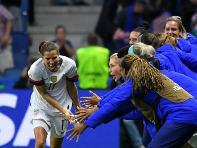 L'Américaine Tobin Heath (g) vient de marquer contre la Suède au Mondial féminin, le 20 juin 2019 au Havre - Damien MEYER [AFP]